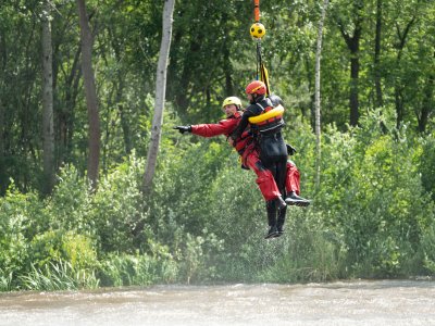Letečtí záchranáři LZS Kryštof 13 cvičili záchranu z vodní hladiny